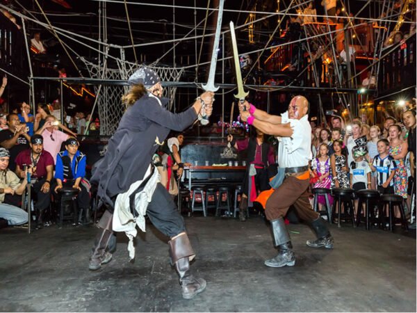 Capitan Hook Tour Dinner - Open Bar & Show - Imagen 7