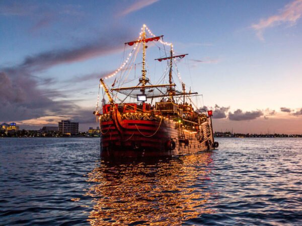 Capitan Hook Tour Dinner - Open Bar & Show - Imagen 6